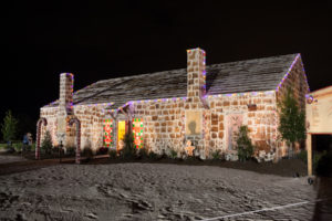 traditions-gingerbread-house-by-david-meyers-associates